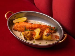 Філе лосося з печеною картоплею і креветочним соусом