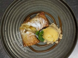 Штрудель з яблуком та корицею