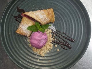 Штрудель з вишнею