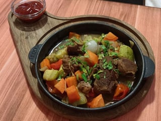 Пательня з телятиною та овочевим соте