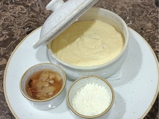 Банош з бринзою та шкварками