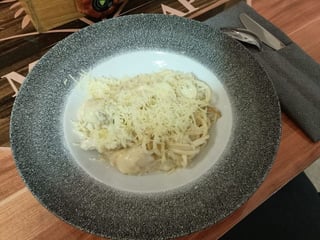 Паста з куркою та грибами