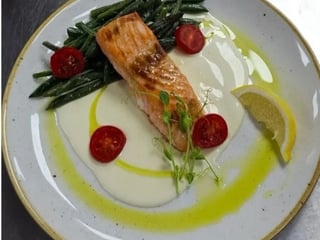 Філе лосося зі струсковою фасолею під соусом кафір