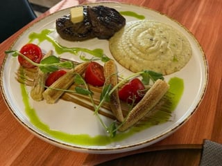 ТЕЛЯЧІ МЕДАЛЬЙоНИ з картопляним пюре та труфелем