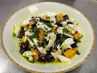 Салат з запеченого гарбуза та буряка та мікс салат