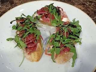 Брускета з хамоном