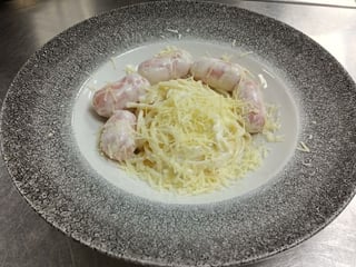 Спагетті з дитячими сосисками та сиром