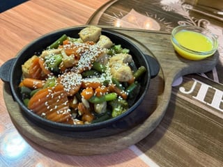 Пательня з куркою та міксом овочів