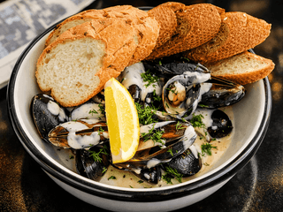 Мідії в устрично-вершковому соусі