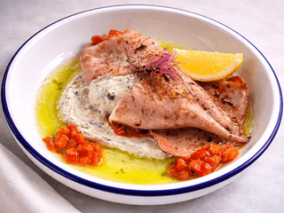 Фарширований рожевий кальмар з сирним соусом та сальсою