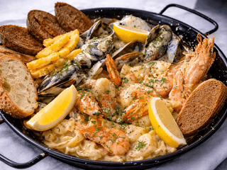 Сет з морепродуктів в сирно-вершковому соусі