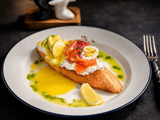 Брускета лабне з сьомгою та авокадо