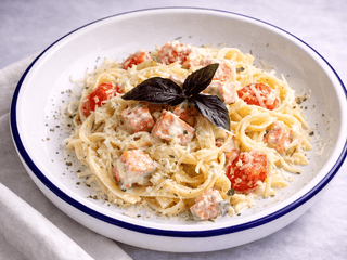 Паста з лососем і черрі в вершковому соусі