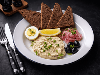 Форшмак із алюторського оселедця з теплими грінками