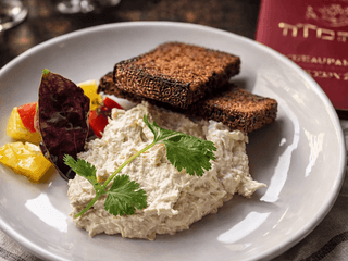 Рієт зі скумбрії гарячого копчення зі стиглими томатами