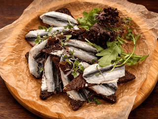 Тюлечка на темному хлібі