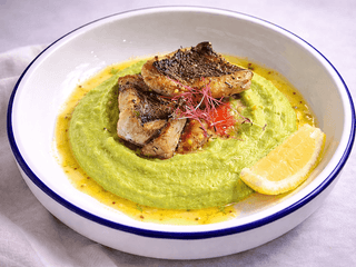 Філе судака з пюре зеленого горошку 