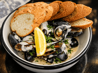 Мідії в устрично-вершковому соусі