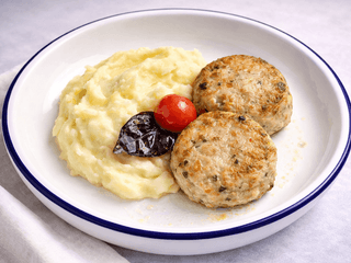 Котлети з лососем і окунем з картопляним пюре