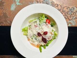 Салат з слабосоленим лососем і кунжутним соусом