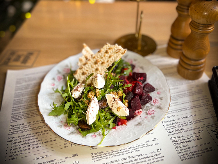 Салат з бурячком та сиром Лабне (250г)