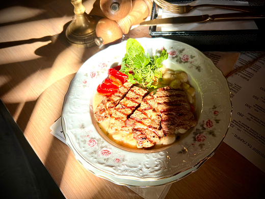 Телячі ескалопи з квасолею,  барбарисом та соленими лимонами (350г)