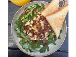 Камамбер з грушою та чілі