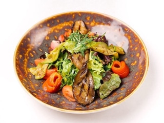 Салат з печених овочей з медово-гірчичним соусом 