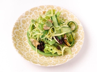 «Зелений салат» з яблука, селери та авокадо 