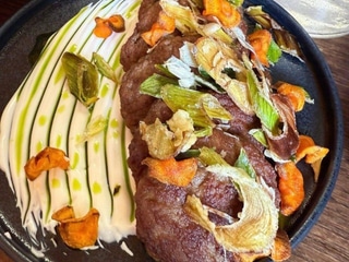 Печінкові оладки з задимленою сметаною та овочевими чіпсами