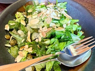 Зелений салат з шпинатом, огірком, селерою, пластівцями мигдалю та сиропом бузини