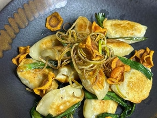 Смажені вареники з картоплею та шкварками