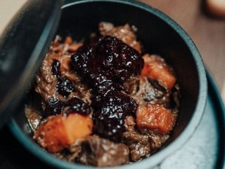 Печеня з косулі під соусом з афин