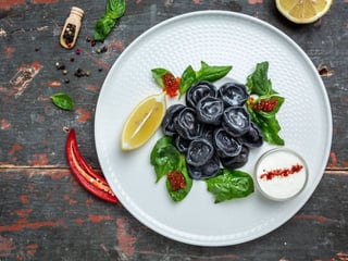 Пельмені з чорнилом каракатиці та філе копченою щуки