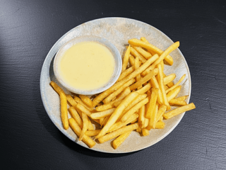 Картопля фрі із сирним соусом