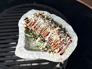 Салат з тунцем, міксом салату, авокадо заправлений соусом унагі та горіхами кеш’ю