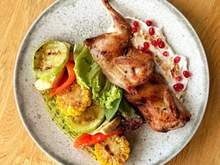 Перепілка з хоспера з овочами гриль та лабне