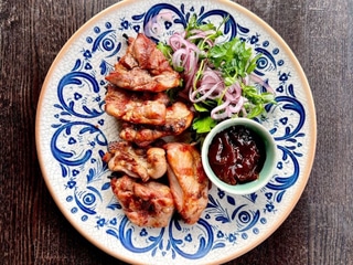 Соковитий курячий шашлик з соусом BBQ