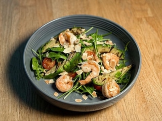 Салат з креветками та авокадо