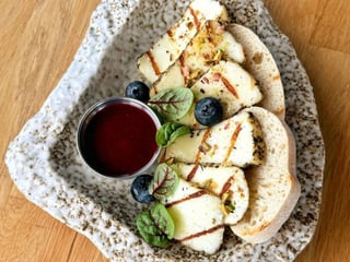 Халумі з хоспера з фісташкою та малиною