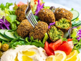 FALAFEL TALÍŘ SE ZELENINOU