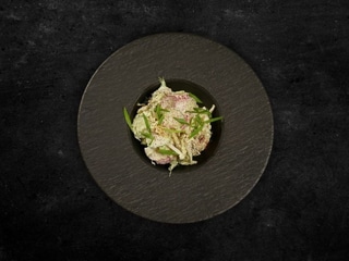 Салат з редискою, огірком та зеленню в сметанно-гірчичному соусі