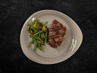 Стейк New York з припущеними овочами 