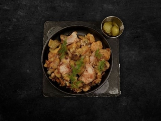 Смажена картопля зі свининою по-домашньому. Подаємо з солоними огірками