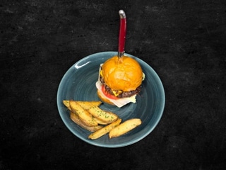 Бургер з яловичиною, цибулевим конфітюром та соусом барбекю