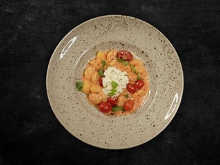 Ньокі в томатно-вершковому соусі зі страчателою