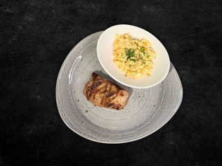 Корейка зі свинини з салатом «Коул Слоу»