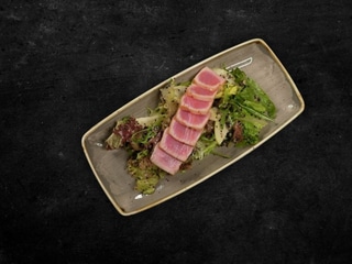 Салат з тунцем та кіноа з соусом нісуаз