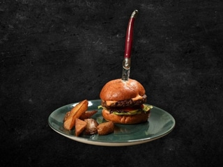 Бургер з яловичиною, цибулевим конфітюром та соусом Френч