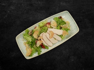 Зелений салат з куркою су-від під трюфельно-медовою заправкою